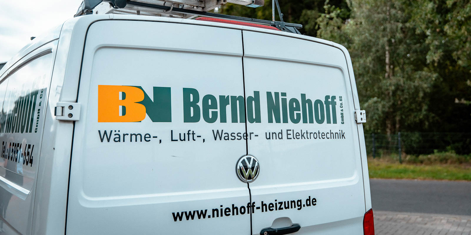 Ein weißer Lieferwagen mit dem Logo von Bernd Niehoff, spezialisiert auf Wärme-, Luft-, Wasser- und Elektrotechnik.