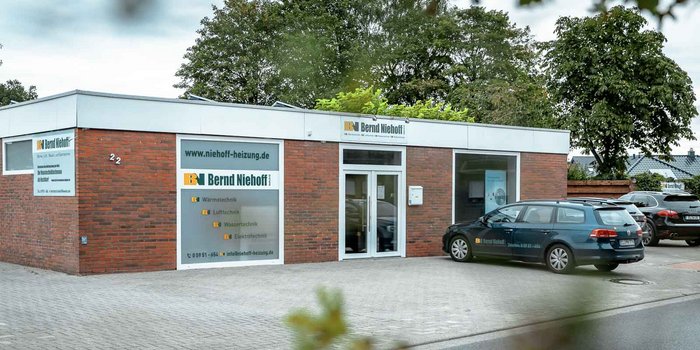 Die Fassade des Unternehmens zeigt klare Informationen zu Dienstleistungen wie Heizungs- und Klimatechnik.