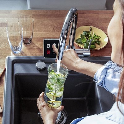 Küchenspühle mit einem Display, ein Smarter Wasserhahn
