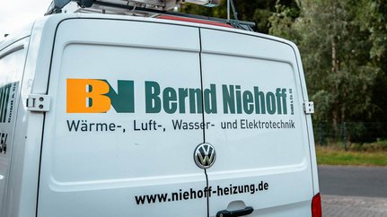 Ein weißer Lieferwagen mit dem Logo von Bernd Niehoff, spezialisiert auf Wärme-, Luft-, Wasser- und Elektrotechnik.