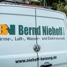 Transporter von Bernd Niehoff für technische Dienstleistungen Ein weißer Lieferwagen mit dem Logo von Bernd Niehoff, spezialisiert auf Wärme-, Luft-, Wasser- und Elektrotechnik.